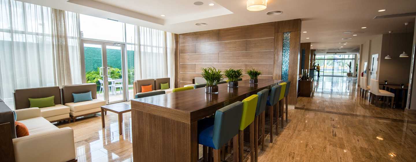 SDQAPHX_gallery_lobbytable