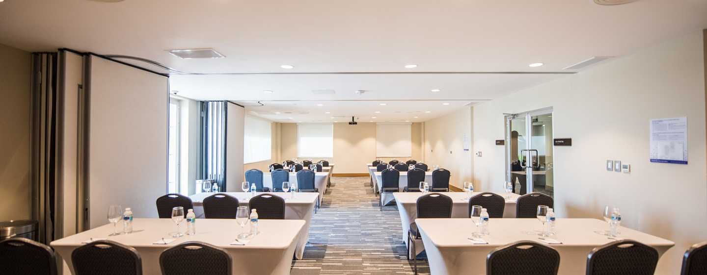 SDQAPHX_gallery_meetingroom1