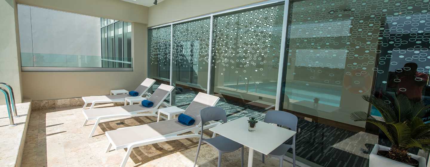 SDQAPHX_gallery_outpoolseat