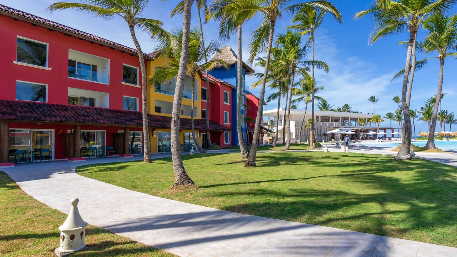 Hotel5-Fachada-tropial-beach-club-piscina